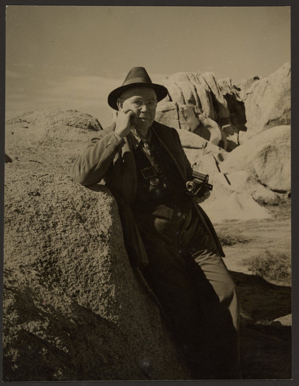 [Ritratto di Fleckenstein con la macchina fotografica] da Louis Fleckenstein