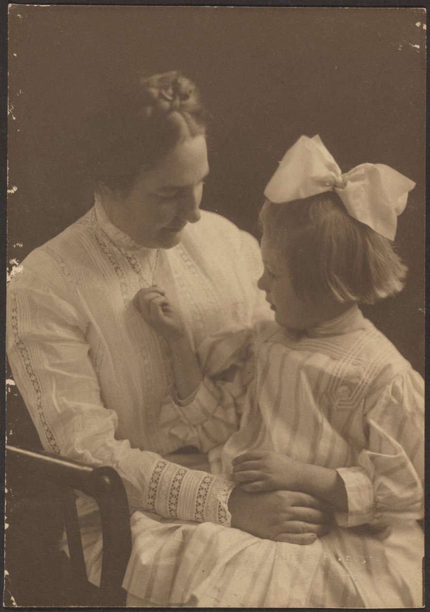 Ritratto di madre e figlio con grande fiocco da Louis Fleckenstein