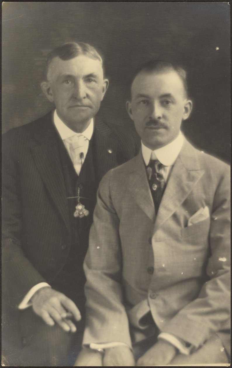 [Ritratto di due uomini con accessori da abito] da Louis Fleckenstein