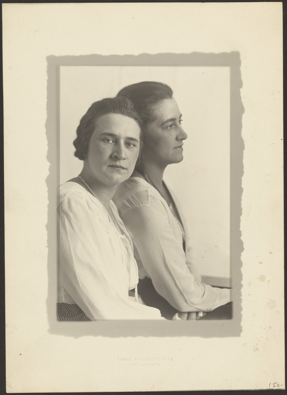 [Ritratto di due donne su sfondo bianco] da Louis Fleckenstein