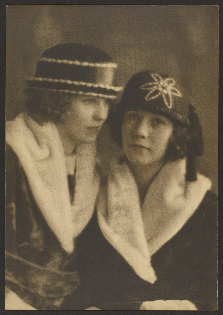 [Ritratto di due donne con cappelli con bordatura bianca] da Louis Fleckenstein