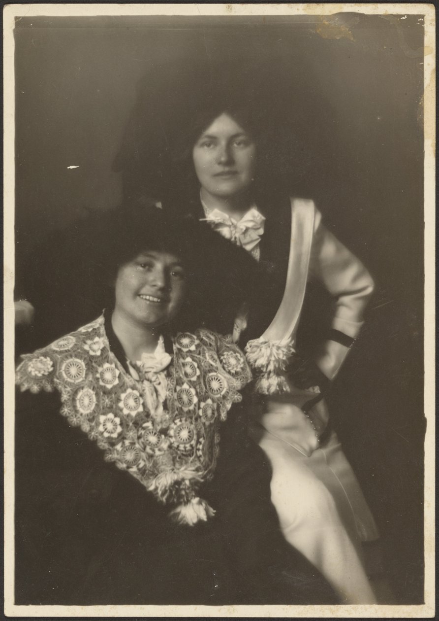 [Ritratto di due donne in abiti riccamente decorati] da Louis Fleckenstein