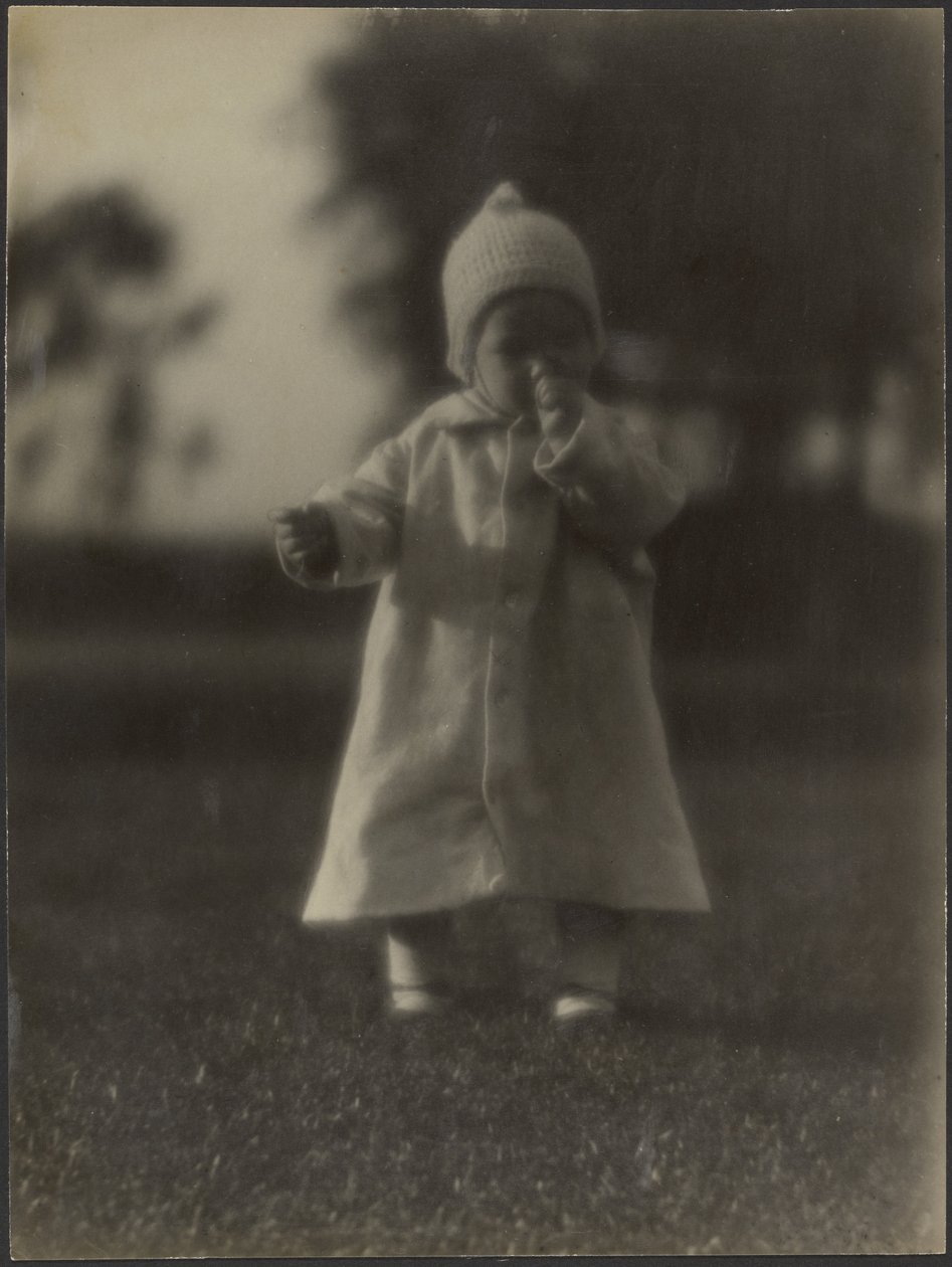 [Ritratto di un bambino con il cappotto] da Louis Fleckenstein