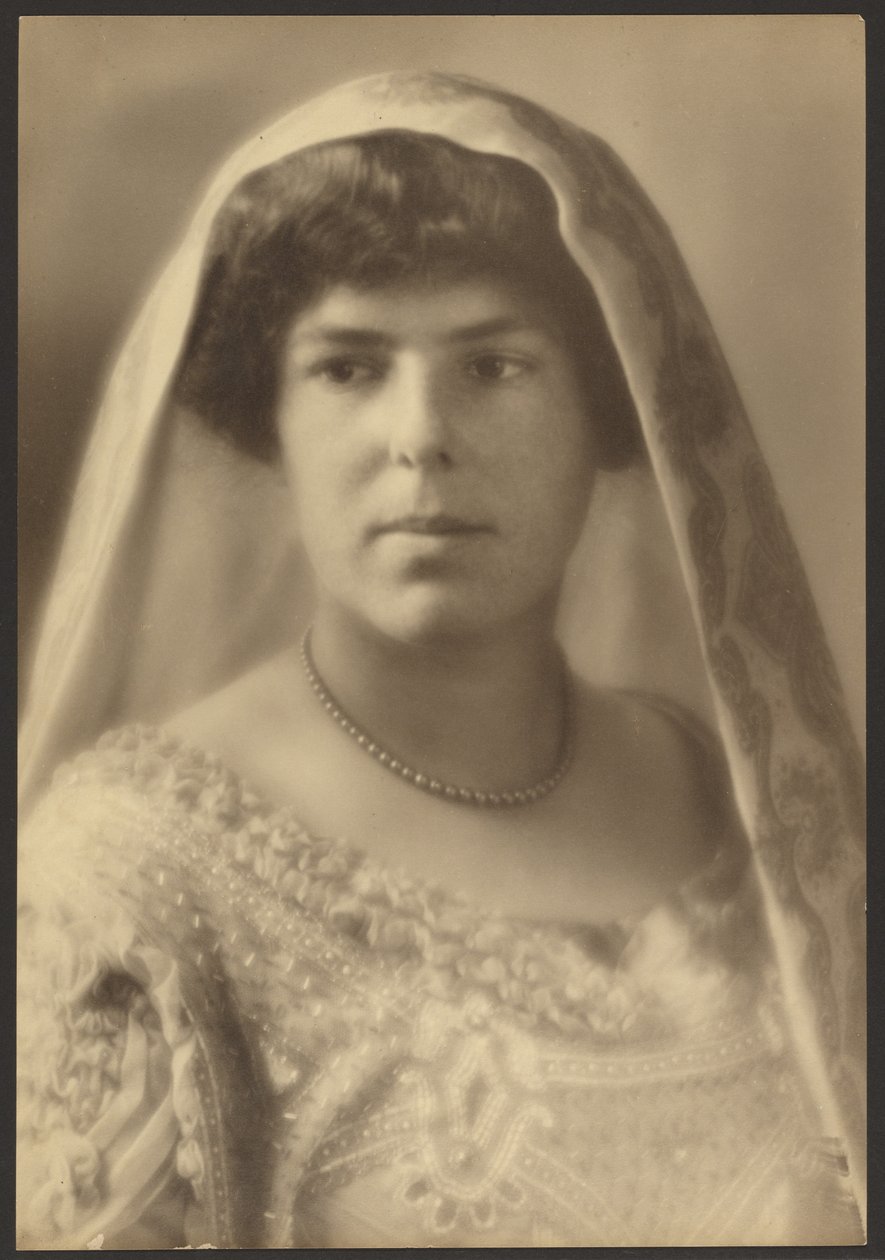 [Ritratto di una sposa con abito di perline]. da Louis Fleckenstein