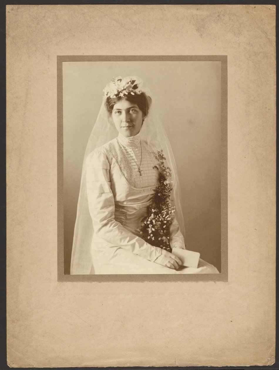 [Ritratto di una sposa con fiori d