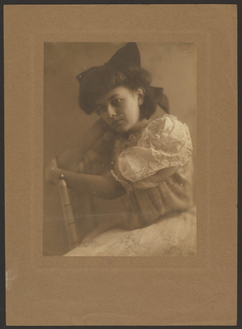 [Ritratto di ragazza con grande fiocco] da Louis Fleckenstein