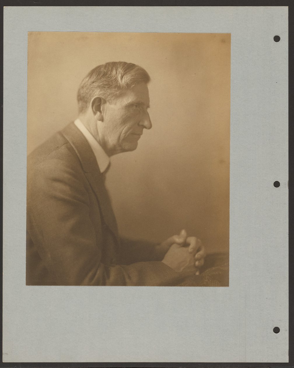 [Ritratto di un uomo con le mani giunte] da Louis Fleckenstein