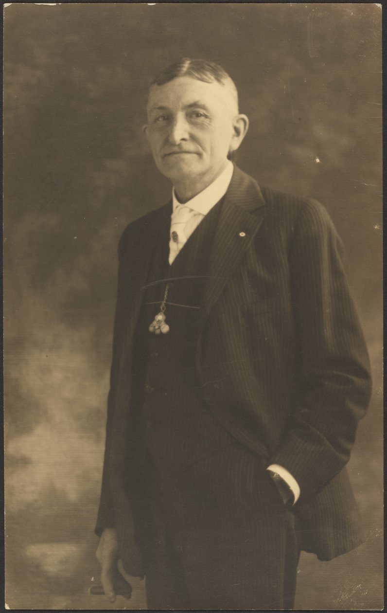 [Ritratto di uomo con orologio ornato] da Louis Fleckenstein