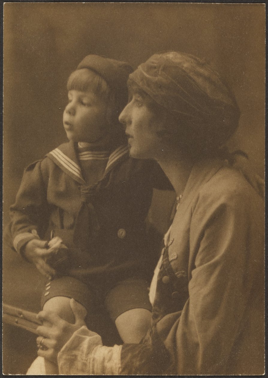 [Ritratto di una madre e di un bambino in abito da marinaio] da Louis Fleckenstein