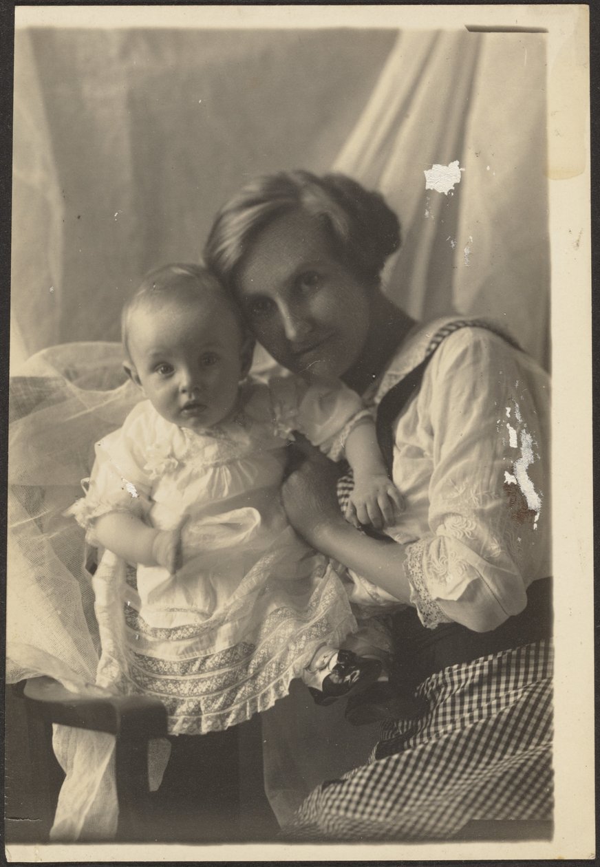 [Ritratto di una madre in abito a quadri e di un bambino] da Louis Fleckenstein