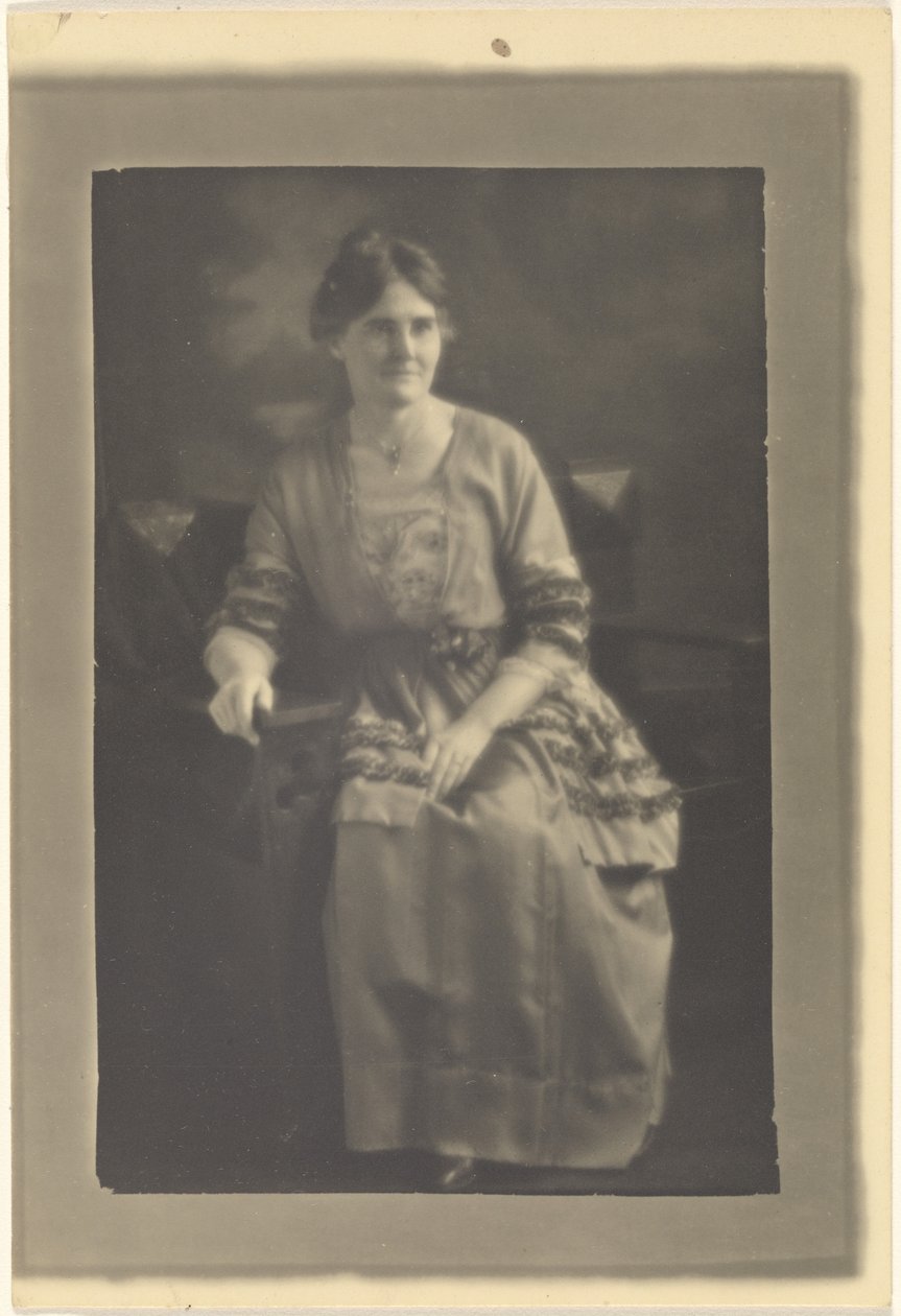 [Ritratto di donna seduta in abito con accenti di nastro]. da Louis Fleckenstein