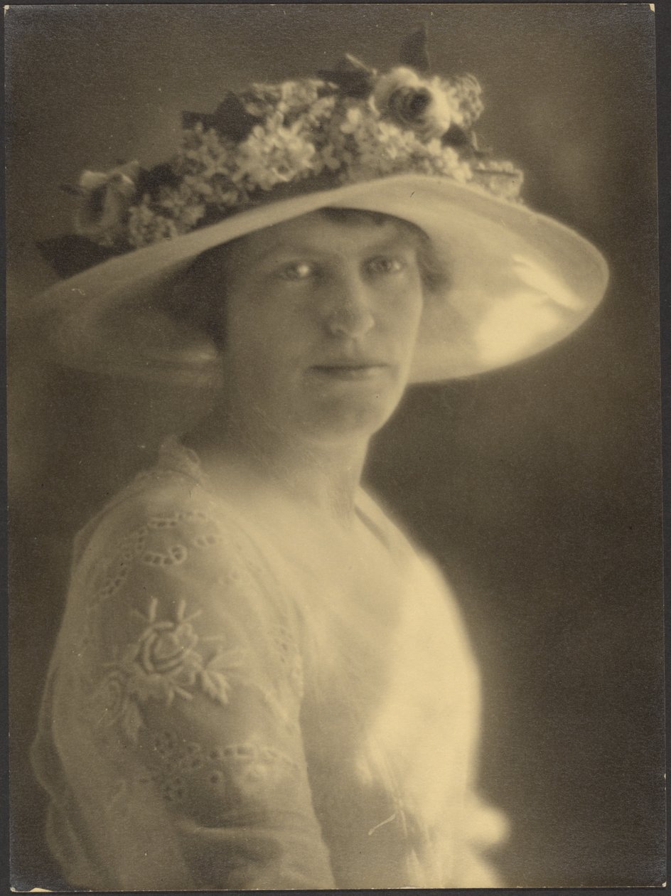 [Ritratto di una donna avvolta dalla luce] da Louis Fleckenstein