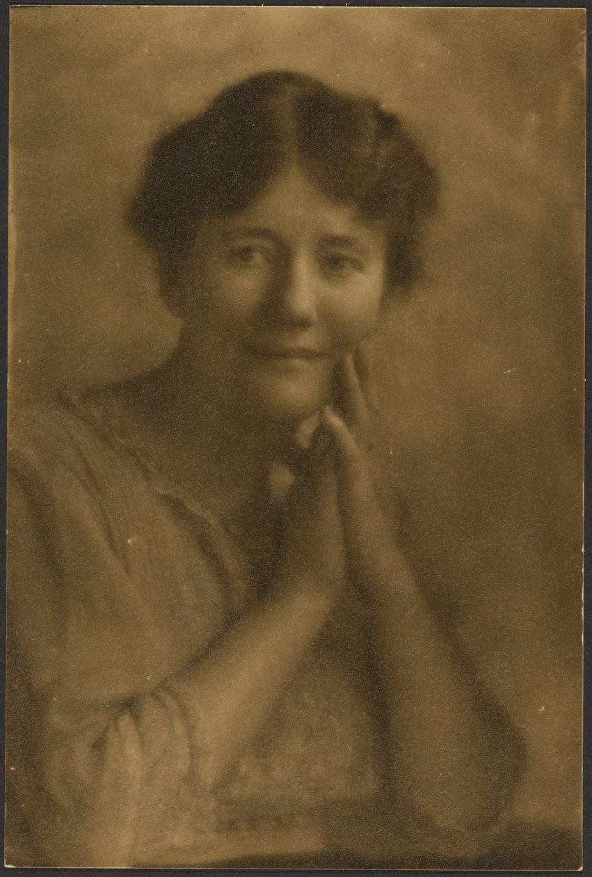 [Ritratto di donna che stringe le mani al viso]. da Louis Fleckenstein