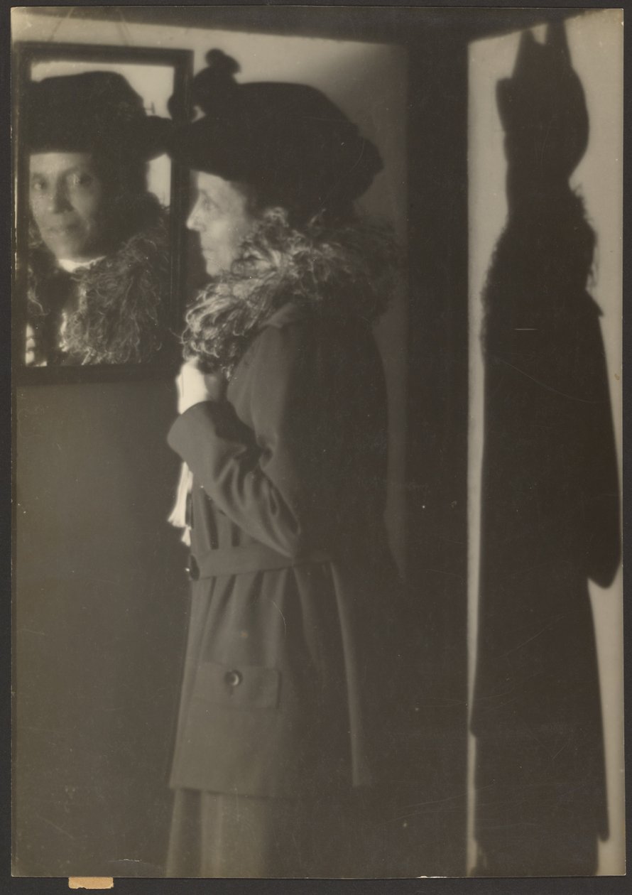 [Ritratto di donna, il suo riflesso e la sua ombra]. da Louis Fleckenstein