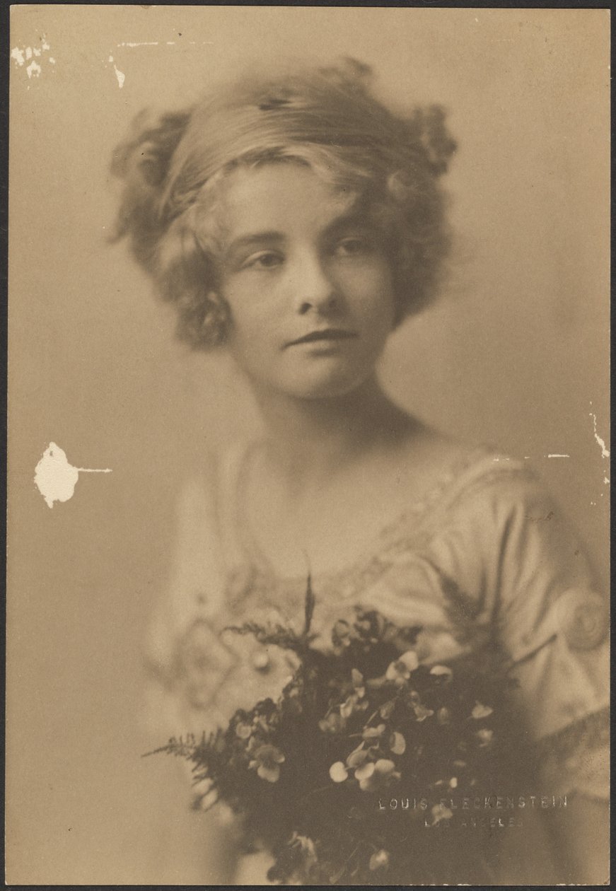 [Ritratto di una donna con un mazzo di fiori e una felce] da Louis Fleckenstein