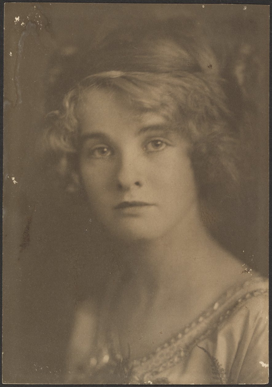 [Ritratto di una donna che tiene un bouquet con felce] da Louis Fleckenstein