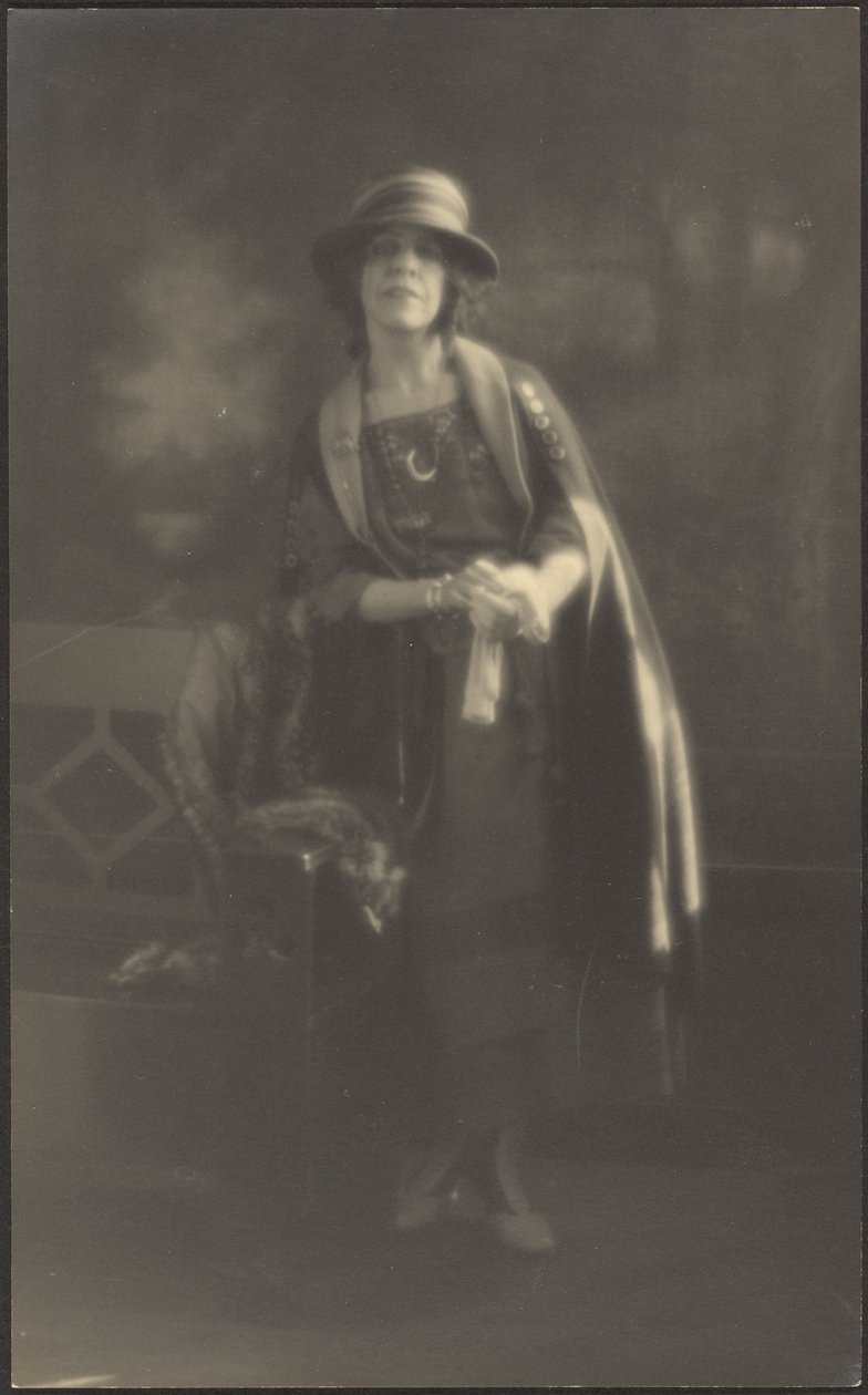 [Ritratto di donna appoggiata a una panchina]. da Louis Fleckenstein