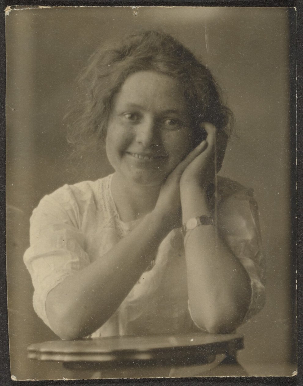 [Ritratto di una donna appoggiata a un tavolo] da Louis Fleckenstein
