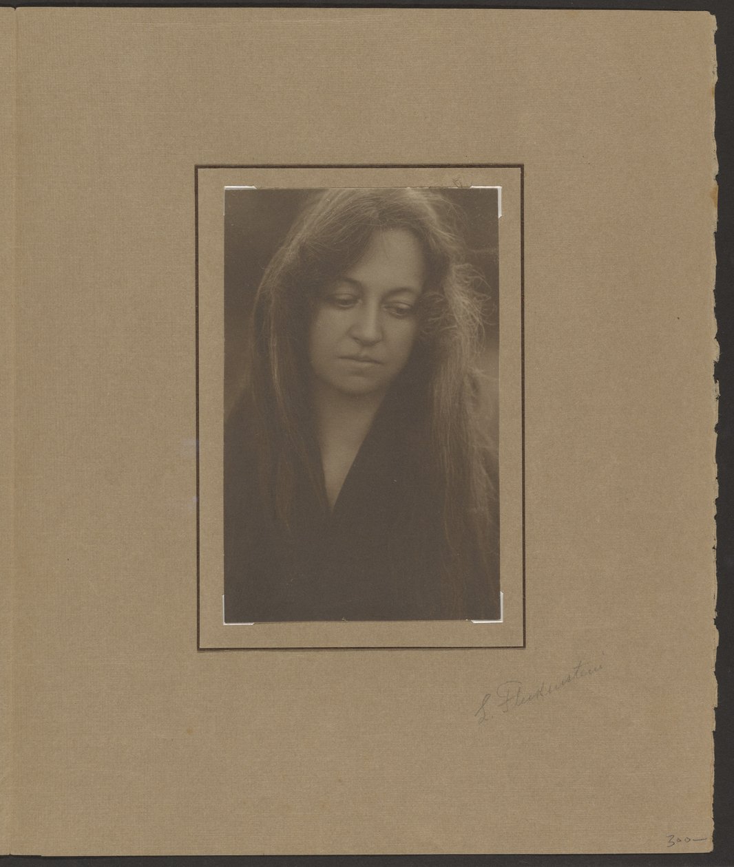 [Ritratto di una donna che guarda in basso] da Louis Fleckenstein