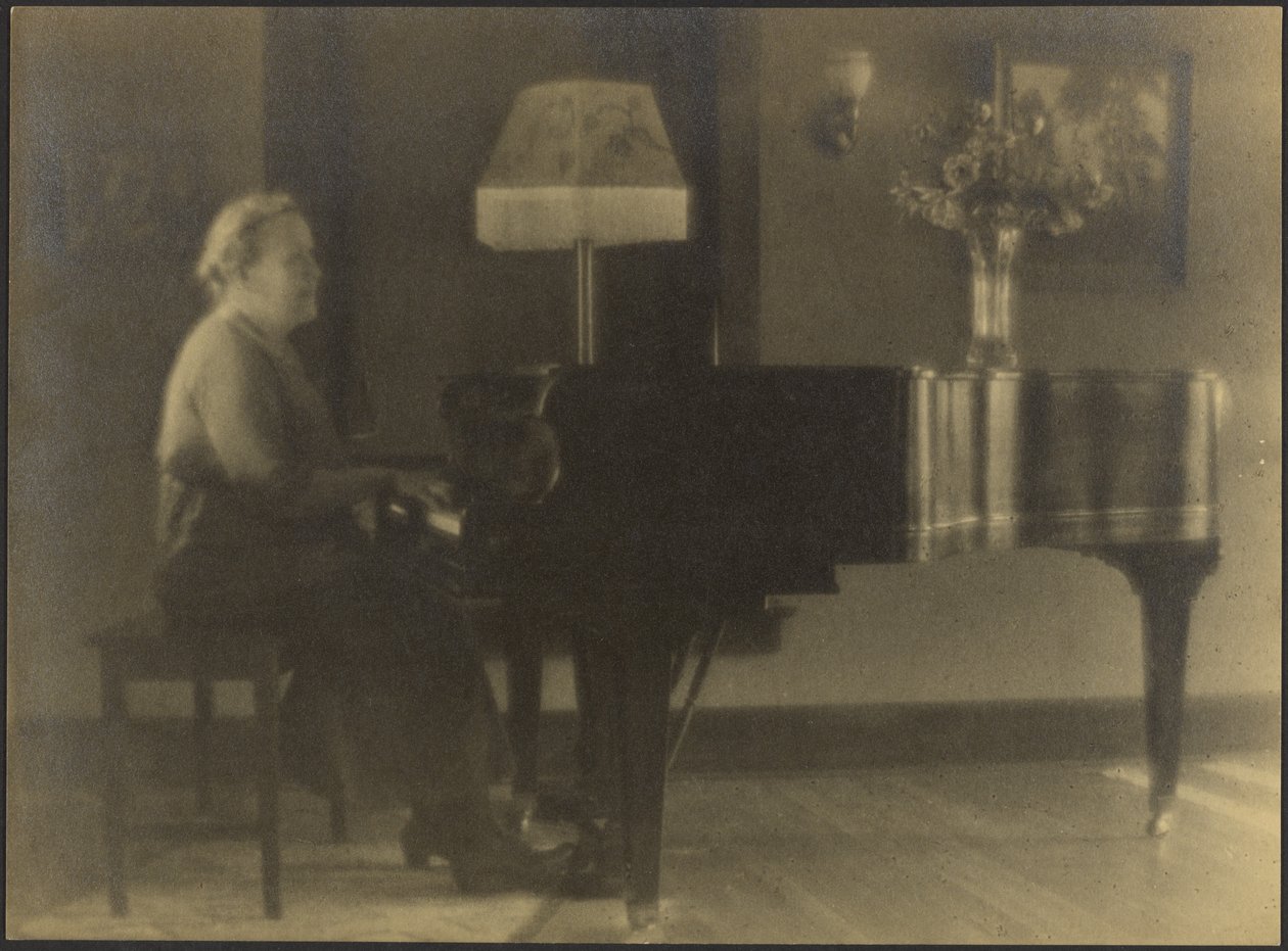 [Ritratto di una donna seduta al pianoforte] da Louis Fleckenstein