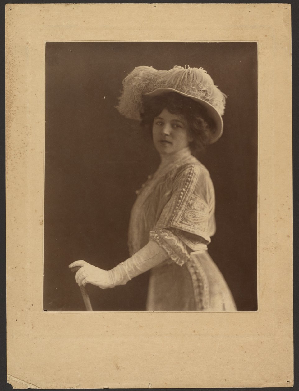 [Ritratto di donna in piedi con ombrello]. da Louis Fleckenstein