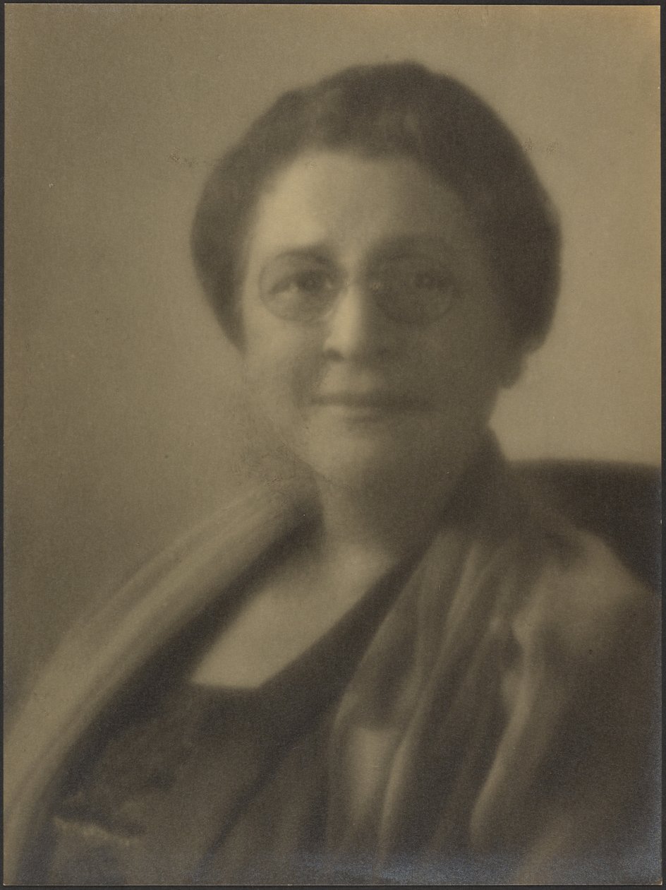 Ritratto di donna con occhiali da Louis Fleckenstein