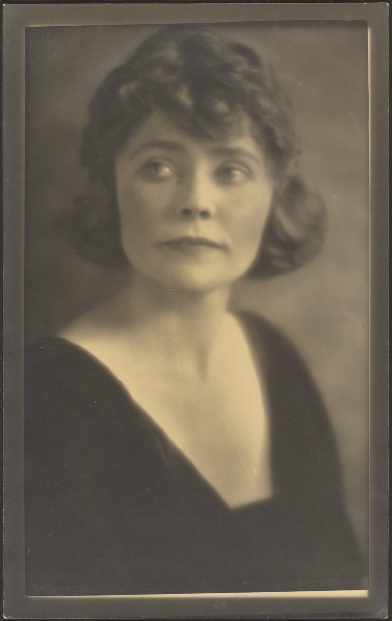 [Ritratto di una donna in abito nero] da Louis Fleckenstein