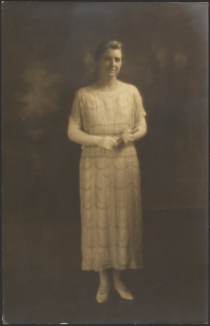 [Ritratto di una donna con guanti al gomito] da Louis Fleckenstein