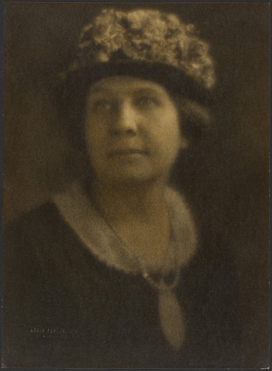 [Ritratto di una donna con un cappello a fiori] da Louis Fleckenstein