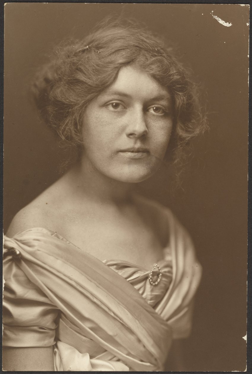[Ritratto di donna in abito da cerimonia] da Louis Fleckenstein