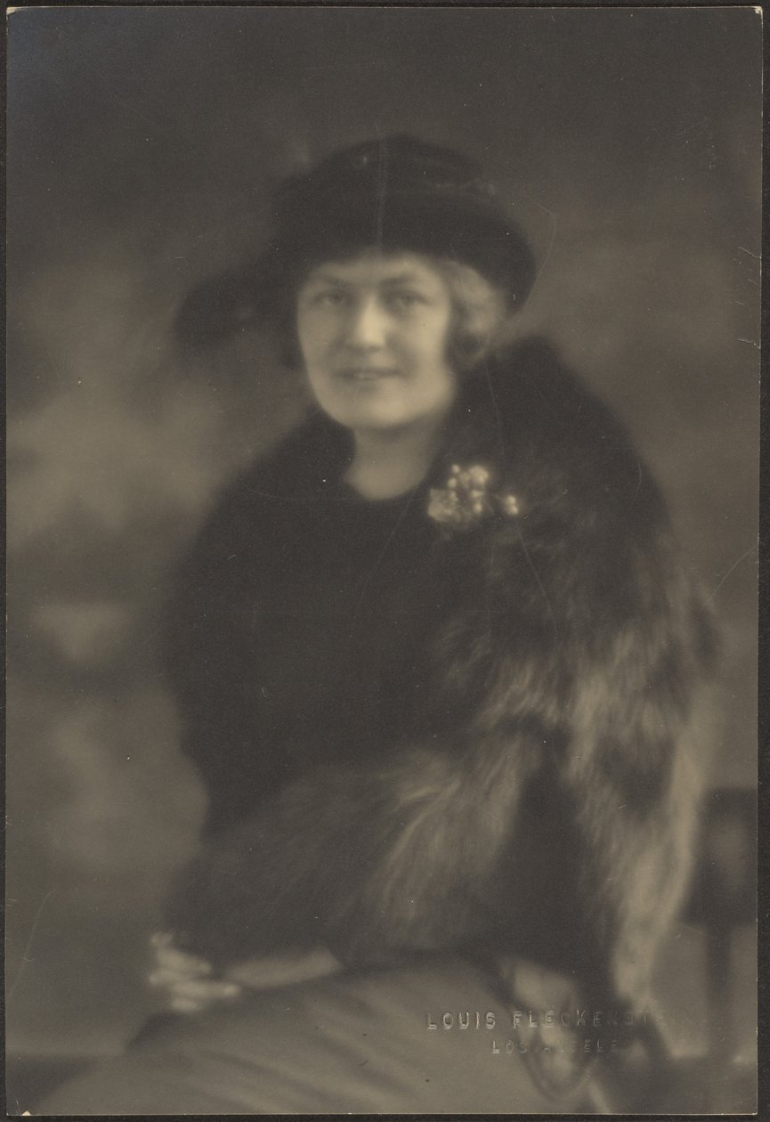 [Ritratto di donna in pelliccia] da Louis Fleckenstein