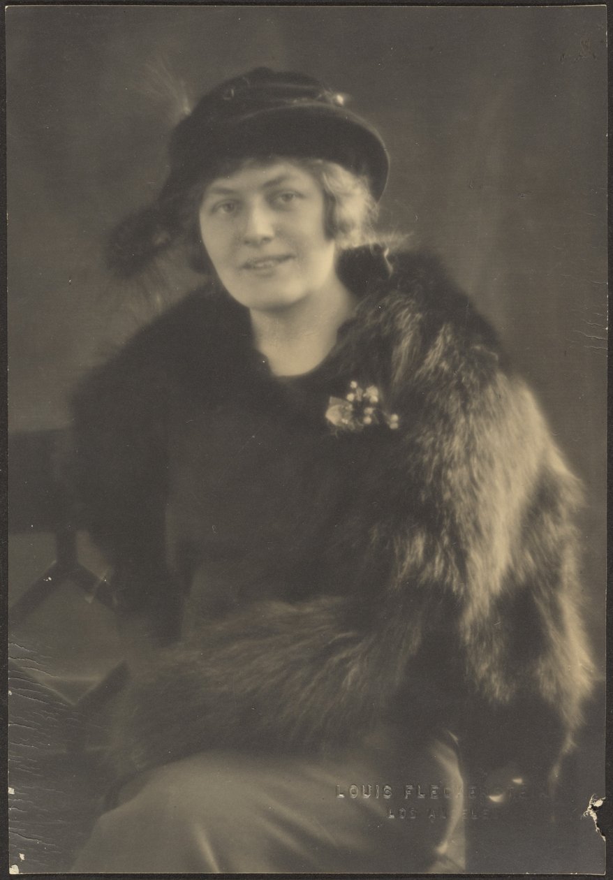 Ritratto di donna con mantellina di pelliccia da Louis Fleckenstein