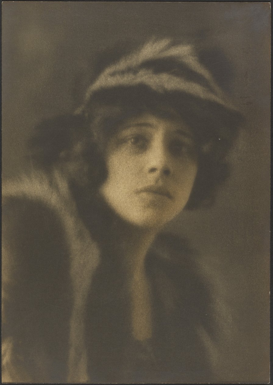 [Ritratto di una donna con un cappello di pelliccia] da Louis Fleckenstein