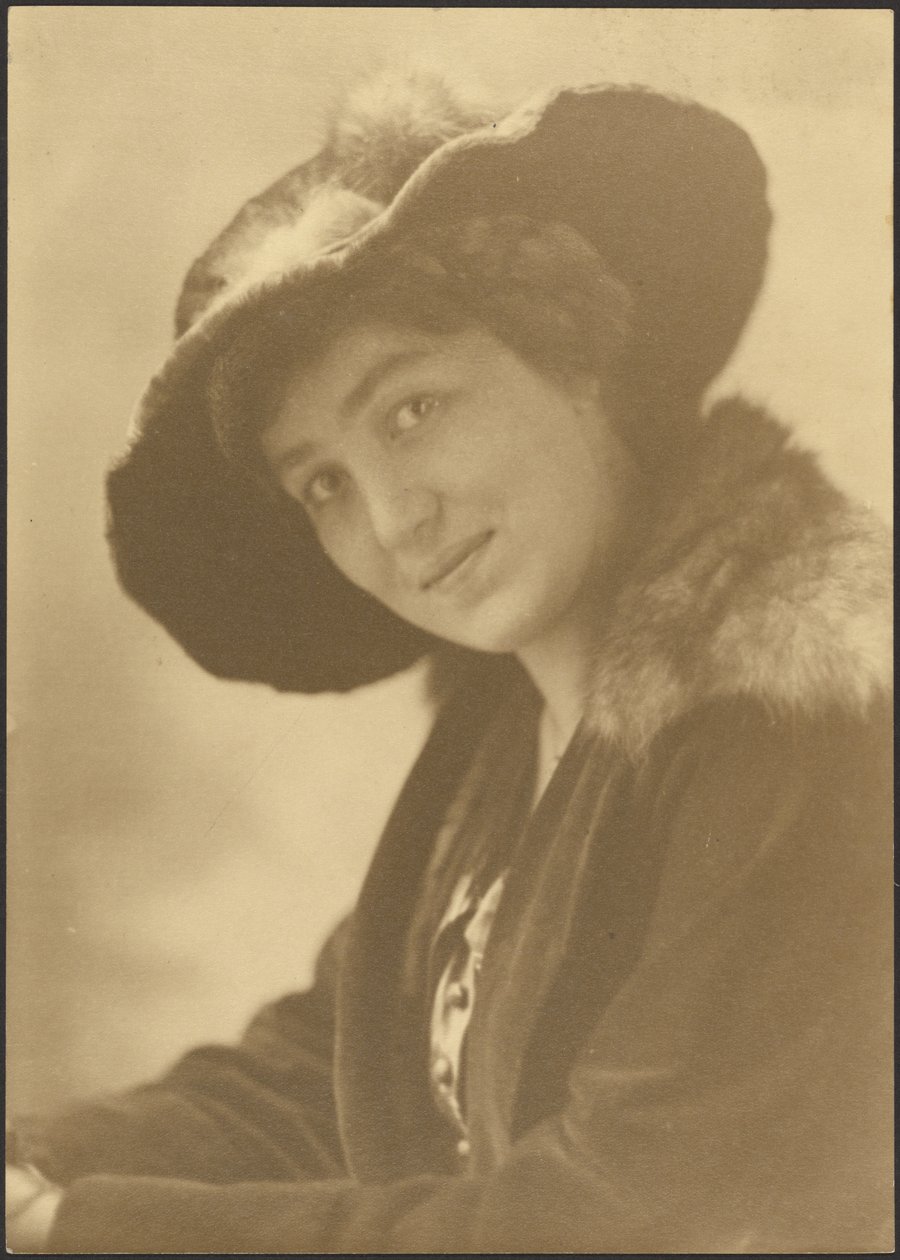 [Ritratto di una donna con un cappello di pelliccia] da Louis Fleckenstein
