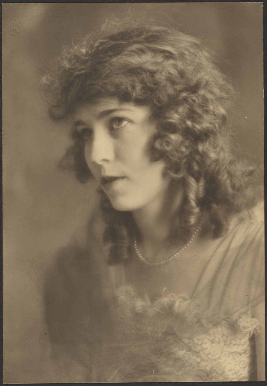 [Ritratto di donna con scialle di garza]. da Louis Fleckenstein