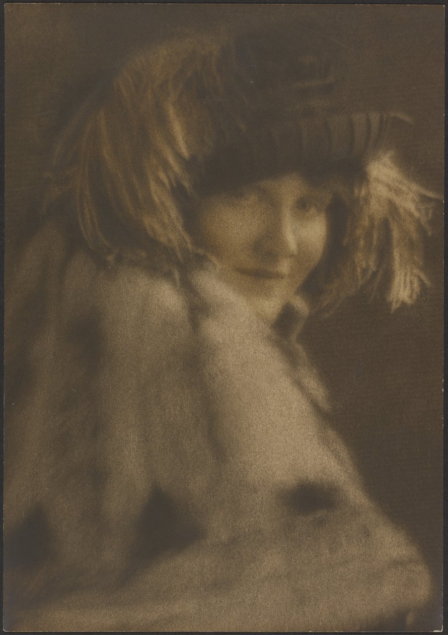 [Ritratto di una donna con un cappello decorato con piume] da Louis Fleckenstein