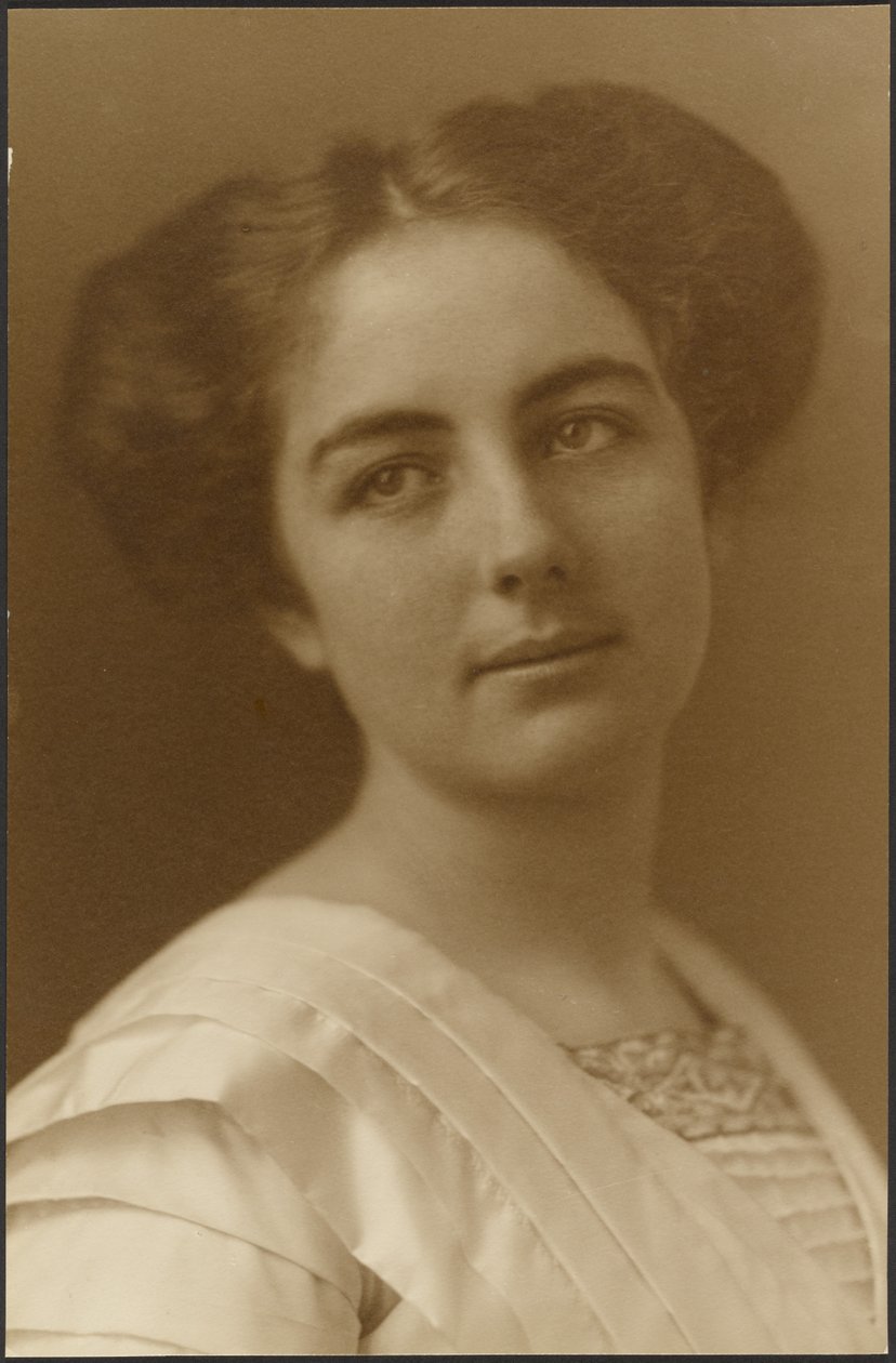 Ritratto di donna in abito plissettato da Louis Fleckenstein