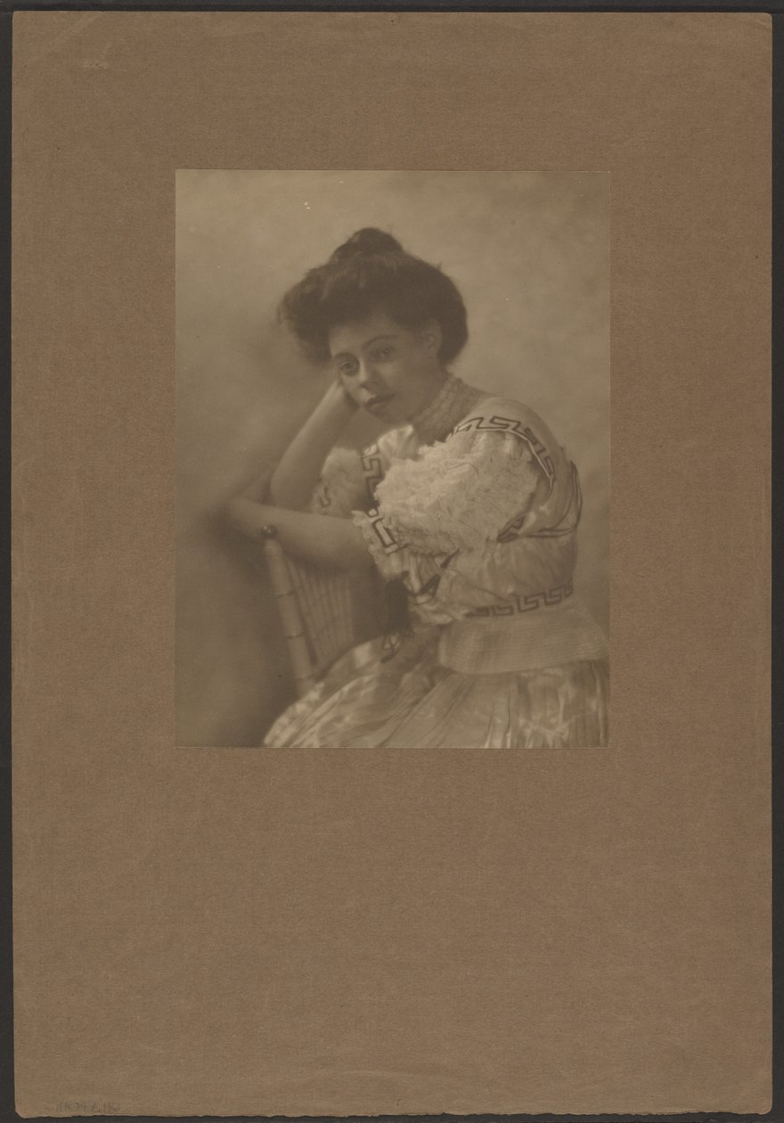 [Ritratto di una donna in abito di raso] da Louis Fleckenstein