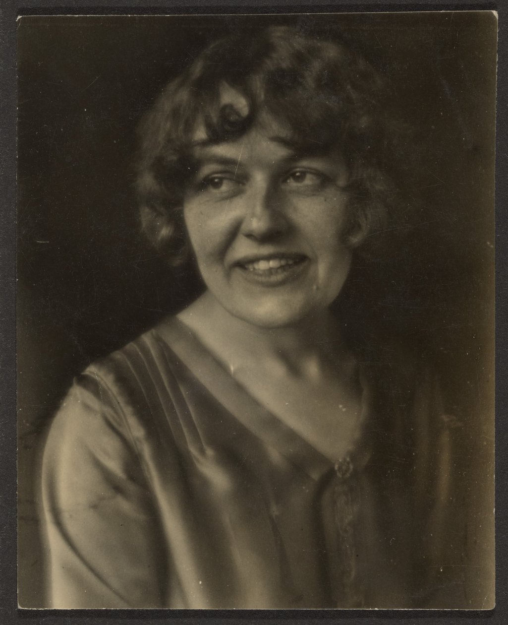 [Ritratto di una donna in camicia di raso] da Louis Fleckenstein
