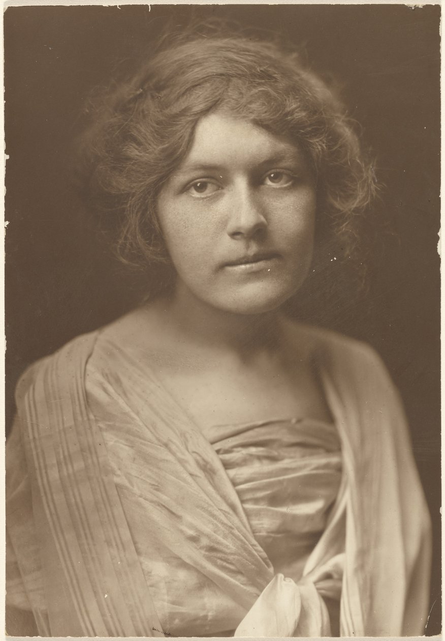 [Ritratto di una donna in abito di seta con scialle] da Louis Fleckenstein