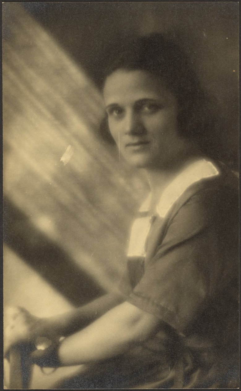 [Ritratto di una donna nella luce fluente] da Louis Fleckenstein
