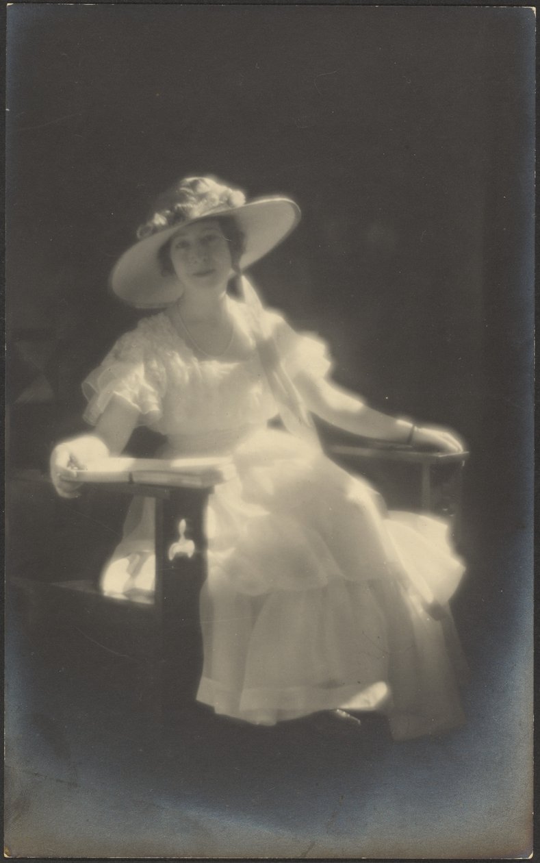 [Ritratto di donna in abito bianco] da Louis Fleckenstein
