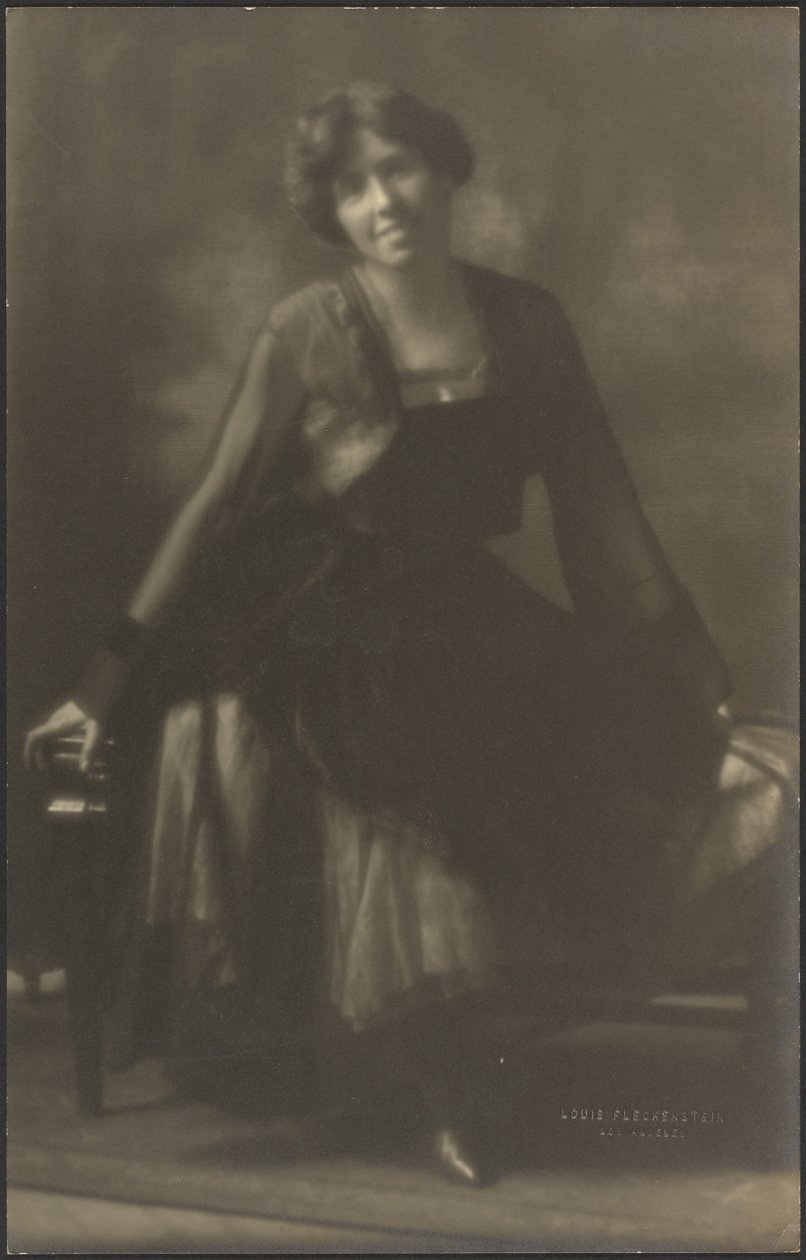 [Ritratto di una donna su una panchina] da Louis Fleckenstein