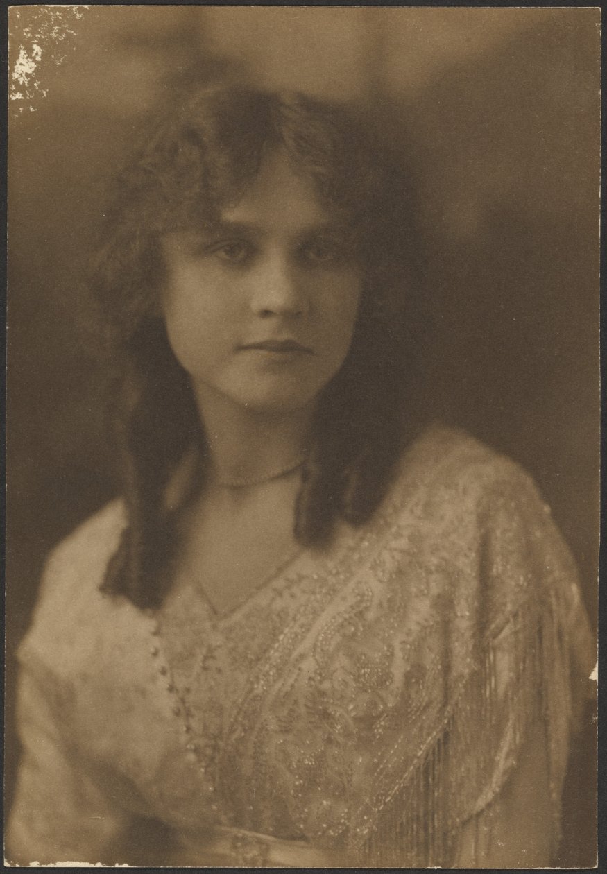 [Ritratto di una donna con un abito con frange di perline] da Louis Fleckenstein
