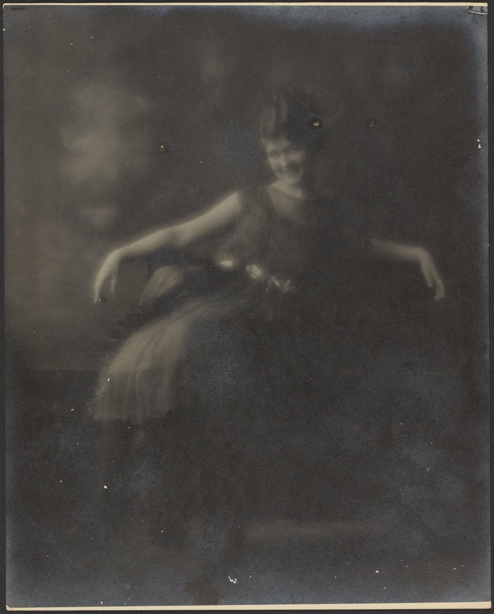 [Ritratto di una donna con fiocco alla cintura] da Louis Fleckenstein