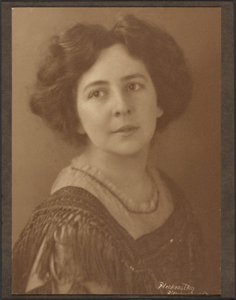 [Ritratto di una donna con le maniche larghe] da Louis Fleckenstein