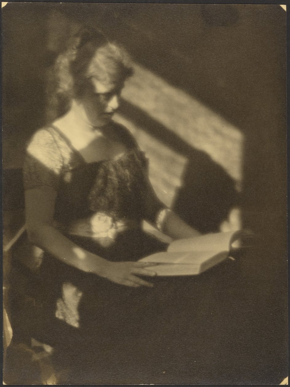 [Ritratto di una donna con un libro] da Louis Fleckenstein