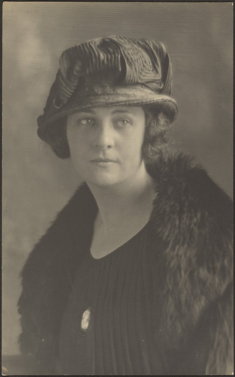 [Ritratto di donna con spilla da cammeo] da Louis Fleckenstein