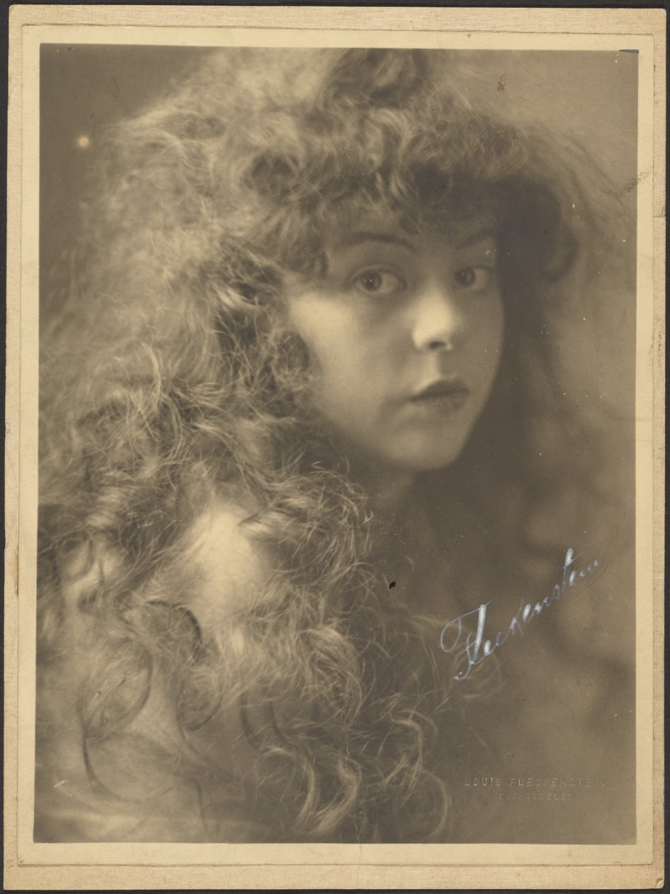 [Ritratto di una donna dai capelli ricci] da Louis Fleckenstein