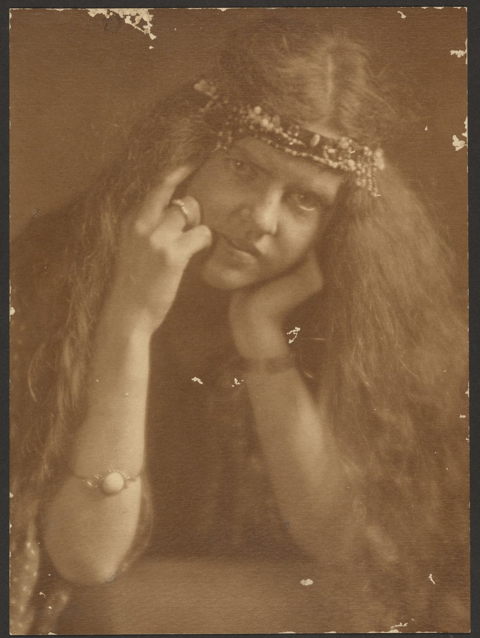 [Ritratto di donna con diadema] da Louis Fleckenstein